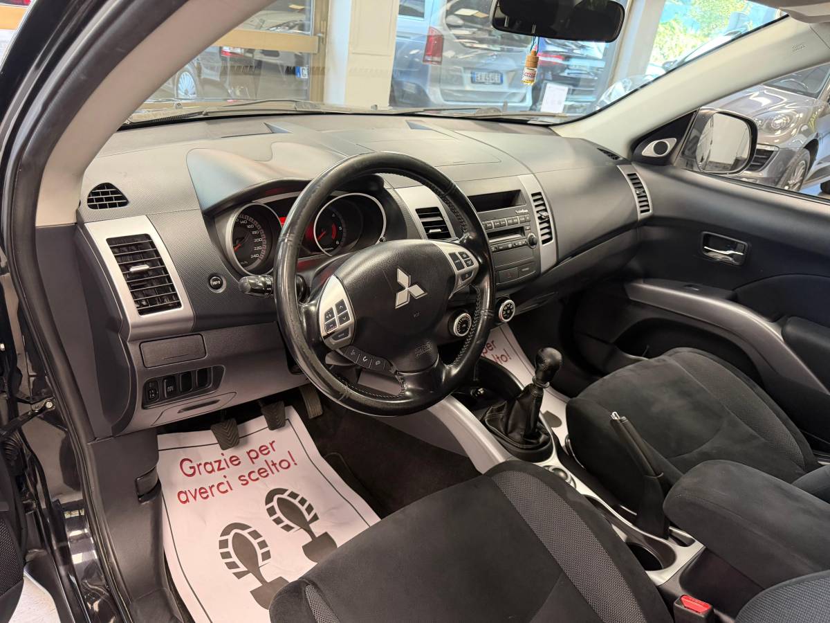 MITSUBISHI OUTLANDER 2.0 DI-D INSTYLE – 7 POSTI – 4X4 Ok anche per i neopatentati 