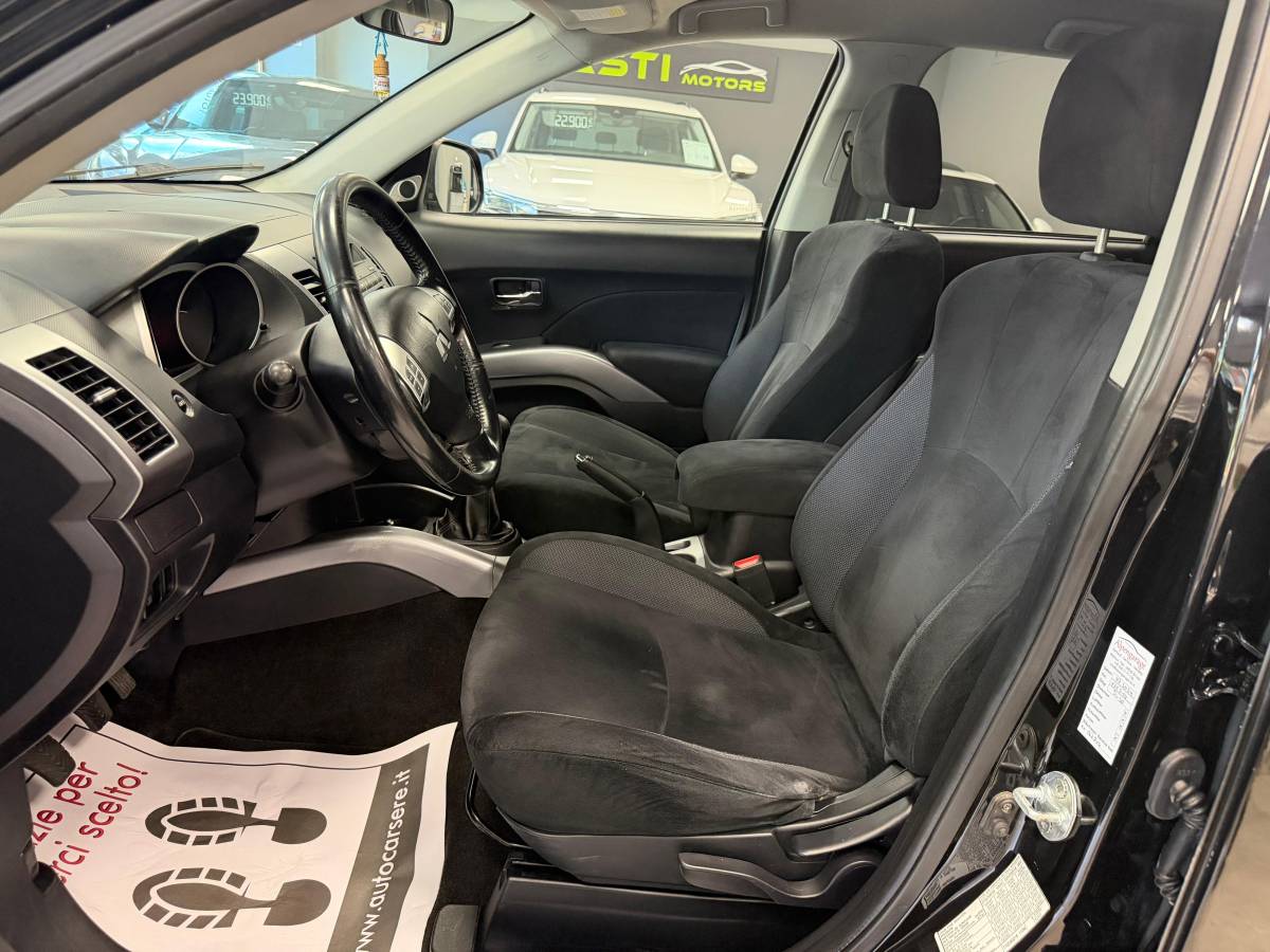 MITSUBISHI OUTLANDER 2.0 DI-D INSTYLE – 7 POSTI – 4X4 Ok anche per i neopatentati 