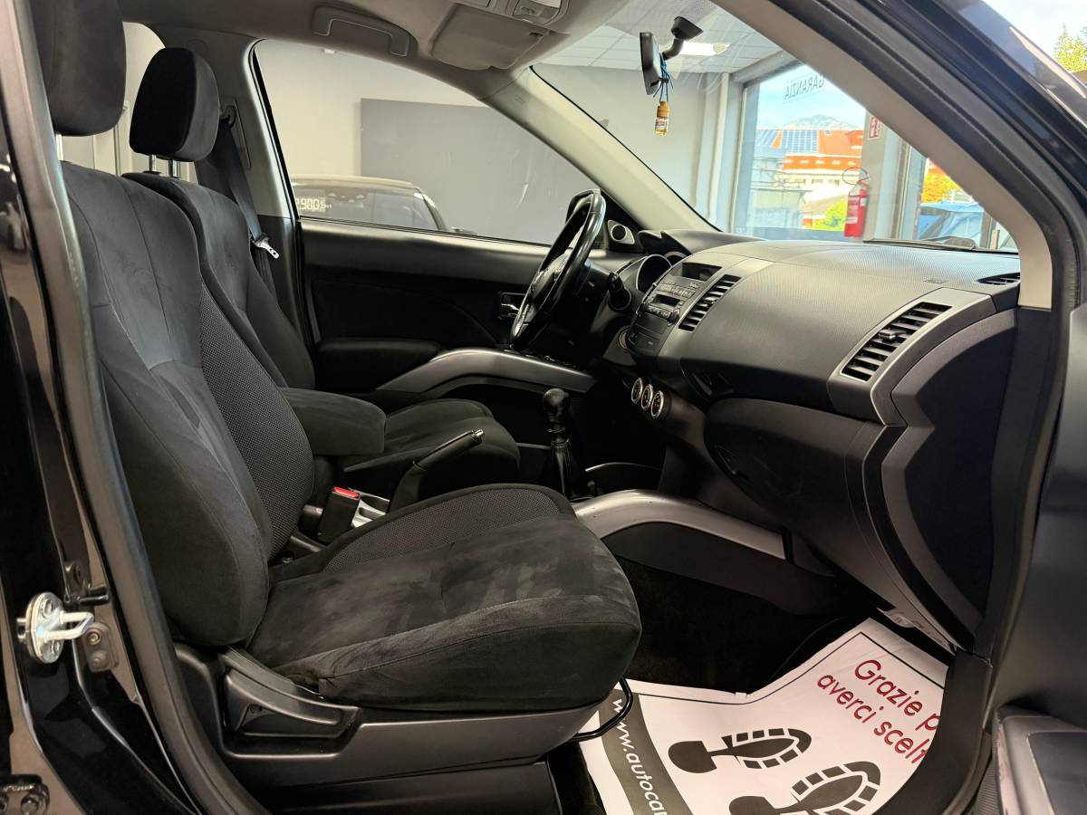 MITSUBISHI OUTLANDER 2.0 DI-D INSTYLE – 7 POSTI – 4X4 Ok anche per i neopatentati 